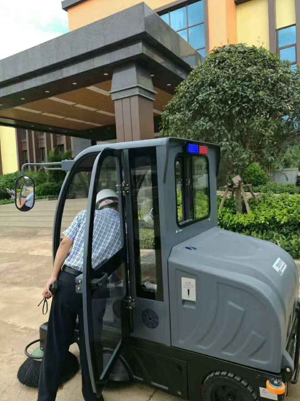 江西驾驶式扫地机V5入住广西青秀山主题公园展示。